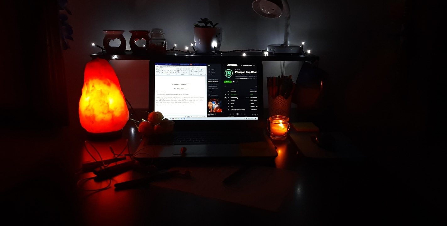Computer, lampada di sale e candele